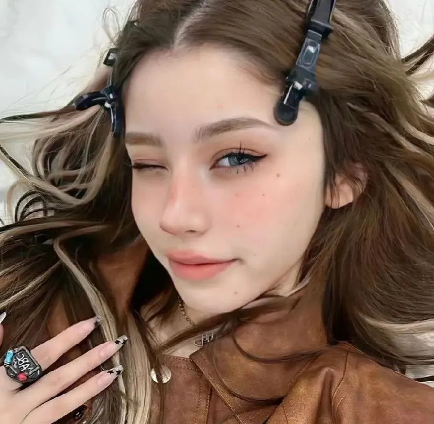 给小酒馆女子喝高杯酒